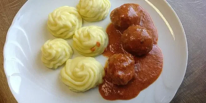 Tomatensoße mit Hackbällchen – REZEPTE UND BACKEN