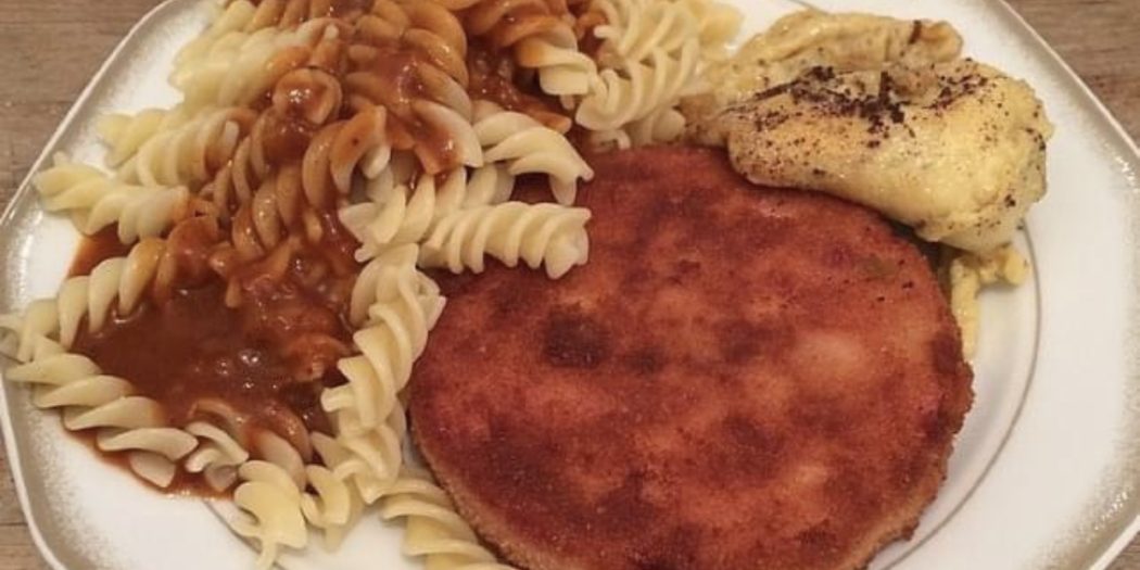 DDR Makkaroni mit Tomatensoße und Jägerschnitzel – REZEPTE UND BACKEN
